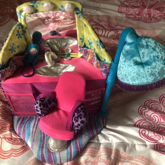 Groovy Doll Playset / Collection - Picture 6 of 8